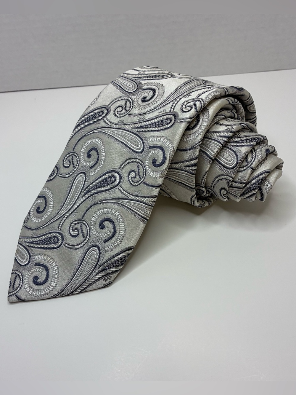 Ted Baker London Men’s Silk Tie Silver Gray Monochromatic Paisley Pattern Luxury